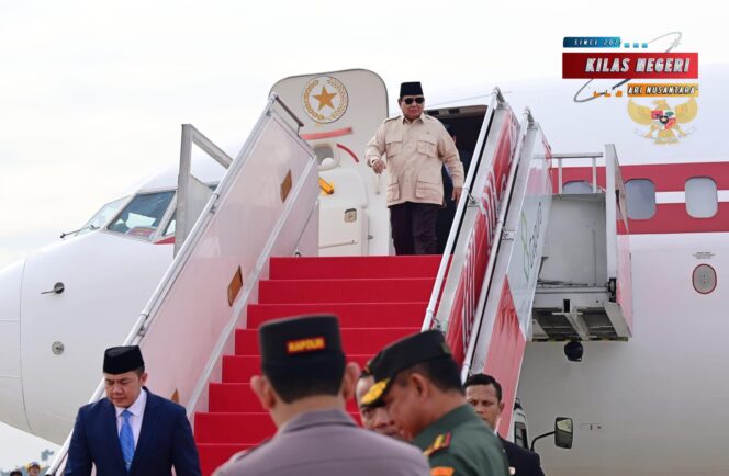 
Panglima TNI Sambut Kedatangan Presiden RI Usai Lawatan ke Timur Tengah