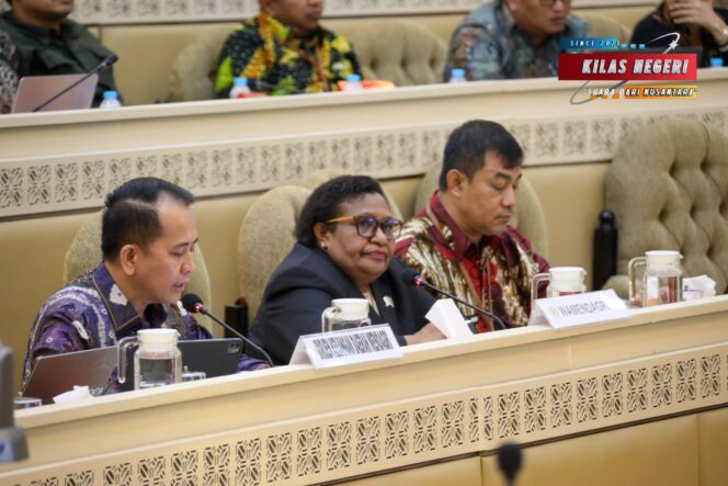 
Rapat Bersama Komisi II DPR RI, Wamendagri Ribka Jelaskan Upaya Kemendagri Awasi Pengelolaan Keuangan Daerah