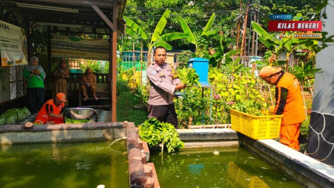 
Polsek Makasar Dorong Ketahanan Pangan Lewat Pembinaan Poktan dan Panen Sayuran Bergizi