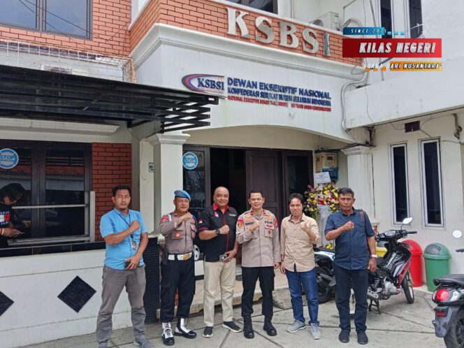
Kapolsek Jatinegara Sambangi Kantor KSBSI Cipinang Muara Jelang Peringatan May Day