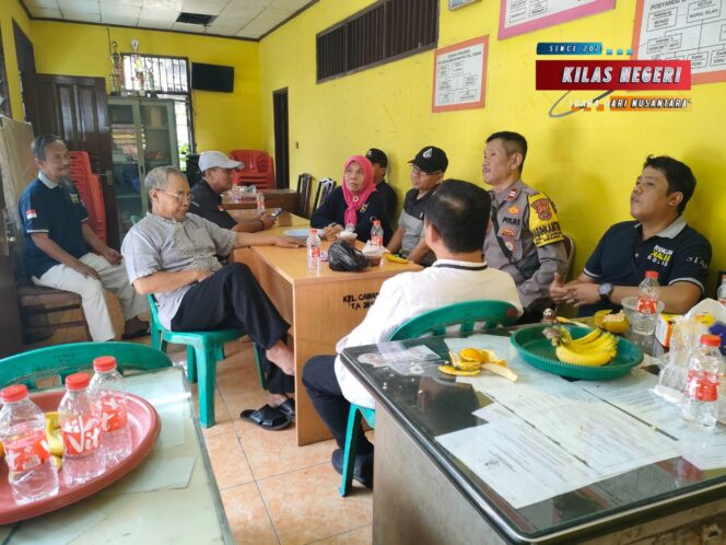 
Ngopi Kamtibmas, Bhabinkamtibmas Kelurahan Cawang Gaungkan Semangat Bersama Cegah Tawuran dan Gangguan Keamanan