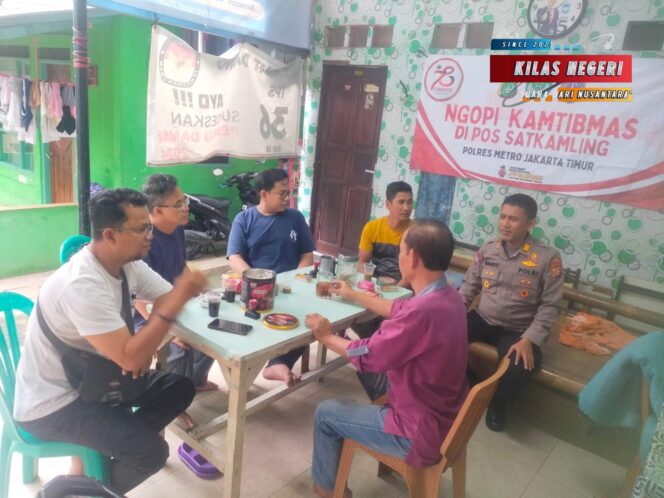 
Polsek Pulogadung Gaungkan Pesan Kamtibmas Lewat “Ngopi Kamtibmas” di Pisangan Timur