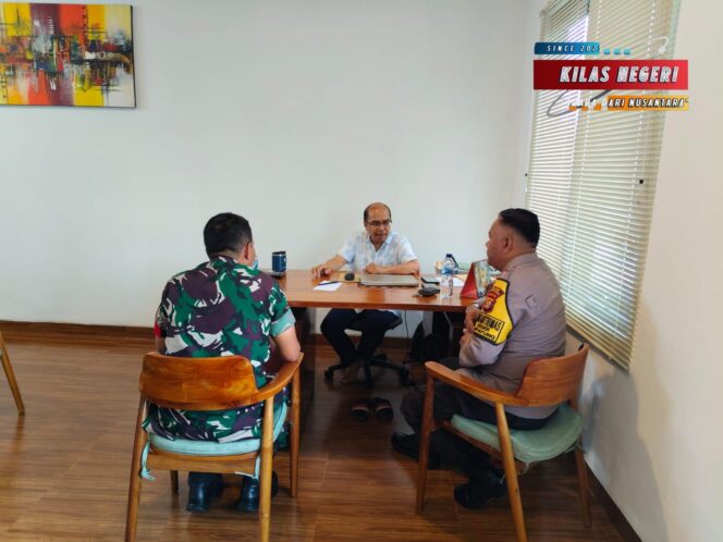 
Bhabinkamtibmas Kelurahan Ceger Gelar Ngopi Kamtibmas, Ajak Warga Jaga Keamanan Lingkungan