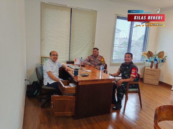 
Bhabinkamtibmas Kelurahan Ceger Ajak Warga Wujudkan Lingkungan Aman Lewat Program Mantap dan Taktis