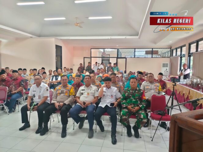 
Kepolisian Hadir Dekat Masyarakat, Kapolsek Duren Sawit Silaturahmi di Halalbihalal Kelurahan