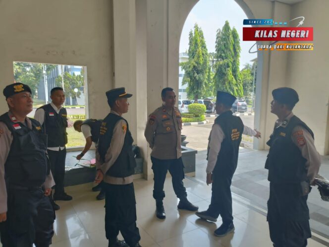 
Polsek Makasar Lakukan Pengecekan Kesiapan Pemberangkatan Calon Jamaah Haji di Asrama Haji Pondok Gede