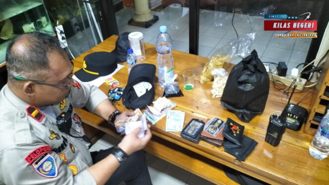 
Bhabinkamtibmas Klender Sosialisasikan Pencegahan Pungli kepada Petugas Parkir Kp. Sumur