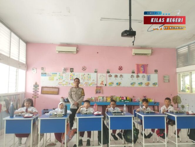 
Bhabinkamtibmas Halim PK Kawal Pembagian Makanan Bergizi Gratis untuk Ribuan Siswa