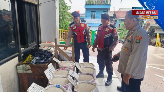 
Polsek Matraman Pantau Harga Sembako di Pasar Palmeriem, Beberapa Komoditas Alami Kenaikan