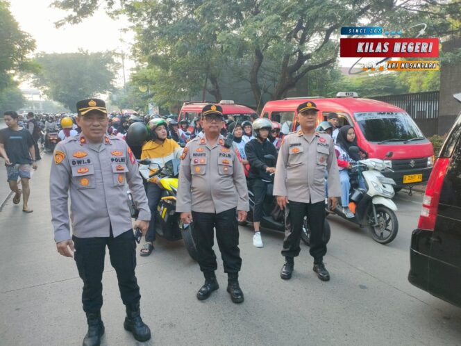 
Polsek Cipayung Kawal Keberangkatan 1.200 Massa Partai Gerindra Menuju Monas di Hari Buruh Internasional