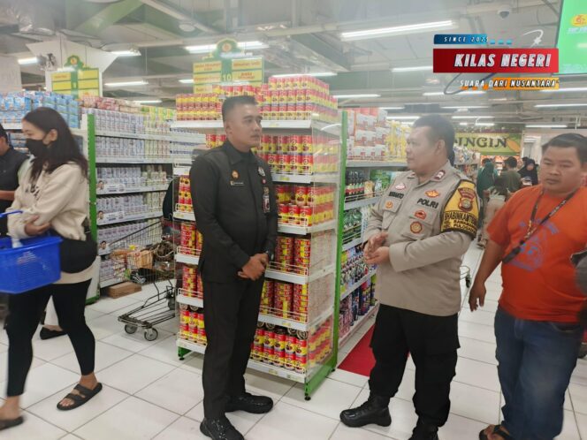 
Polsek Pulogadung Tingkatkan Kewaspadaan di Swalayan Tip Top Rawamangun