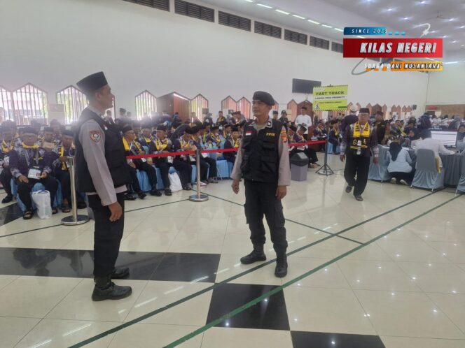 
Polsek Makasar Amankan Kedatangan Jamaah Calon Haji Kloter 02 dari Provinsi Banten di Asrama Haji Pondok Gede