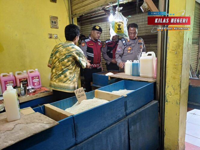 
Pemantauan Harga Sembako di Pasar Palmeriam, Matraman: Stabilitas Harga Diperhatikan