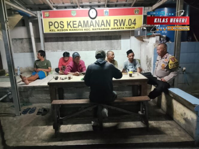 
Bhabinkamtibmas Kebon Manggis Sambangi Poskamling, Pantau Perbatasan dan Ajak Warga Cegah Tawuran