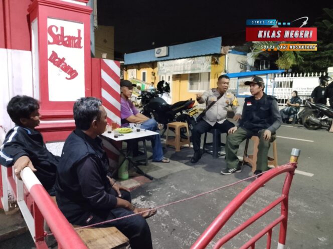 
Bhabinkamtibmas Kebon Pala Sambangi Pos Keamanan RW 12, Antisipasi Tawuran dan 3 Cepu