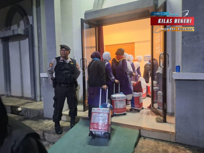 
Pengamanan Ketat Iringi Keberangkatan Calon Jamaah Haji Kloter 03 DKI Jakarta dari Asrama Haji Pondok Gede