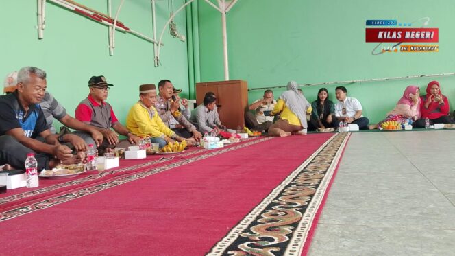 
Bhabinkamtibmas Kelurahan Ciracas Gelar Jum’at Curhat, Wujudkan Komunikasi Aktif Polisi dan Warga