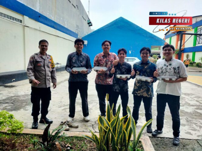 
Polsek Makasar Kawal Program Makan Bergizi untuk 2.192 Pelajar di Cipinang Melayu