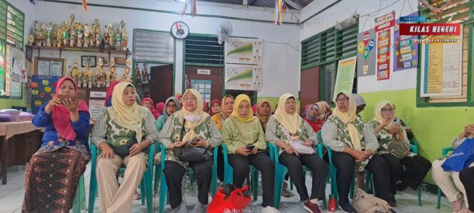 
Bhabinkamtibmas Kelurahan Kayu Manis Hadiri Monev PSN, Ajak Warga Aktif Cegah DBD dan Gangguan Kamtibmas