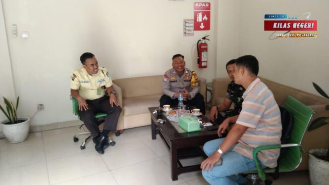 
Bhabinkamtibmas Kel. Penggilingan Berikan Pembinaan dan Penyuluhan kepada Siswa SMP Al Wathoniyah 9