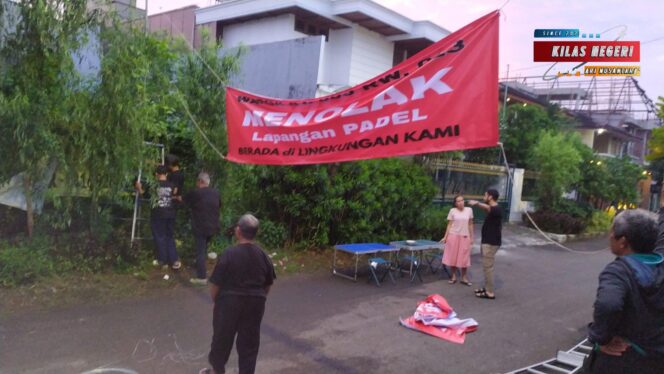 
Polisi Amankan Aksi Damai Warga Pulomas Barat Tolak Lapangan Padel yang Dinilai Meresahkan