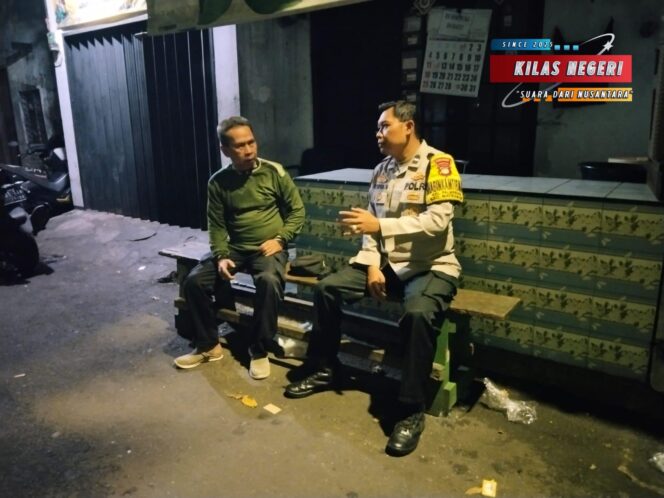 
Bhabinkamtibmas Palmeriam Sambangi Pos Siskamling RW 07, Ajak Warga Aktif Jaga Keamanan Lingkungan