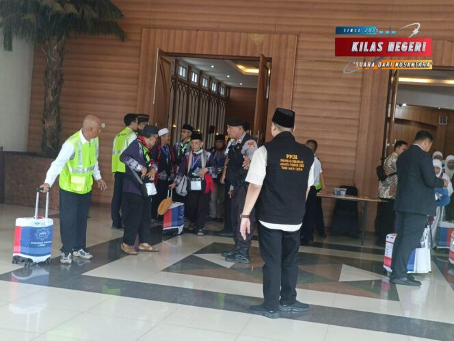 
Keberangkatan Jamaah Haji Kloter 10 DKI Jakarta Dimulai, Proses Pemantauan di Asrama Haji Pondok Gede Berjalan Lancar