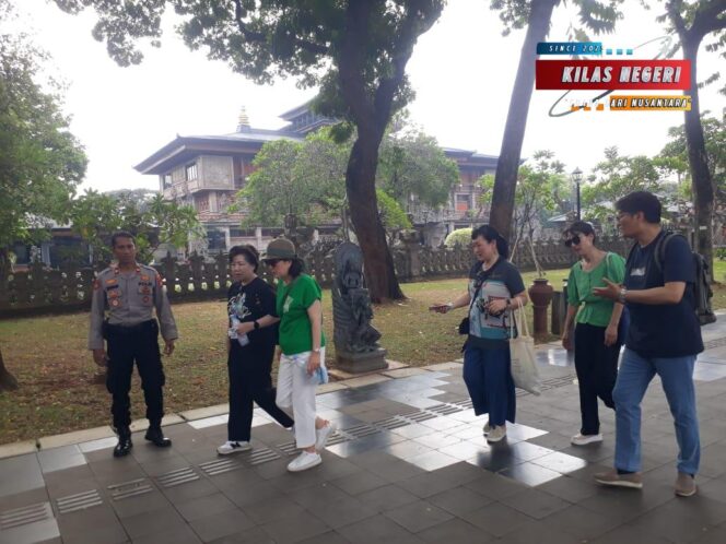 
Lebih dari 4.000 Pengunjung Memadati Taman Mini Indonesia Indah Jakarta Timur