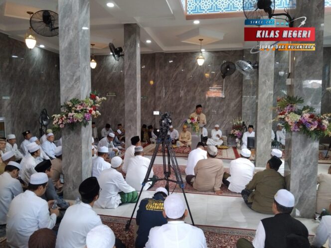 
Peringati Haul Abuya KH Saifuddin Amsir ke-7, Polres Metro Jaktim Jalin Silaturahmi dengan Tokoh Agama