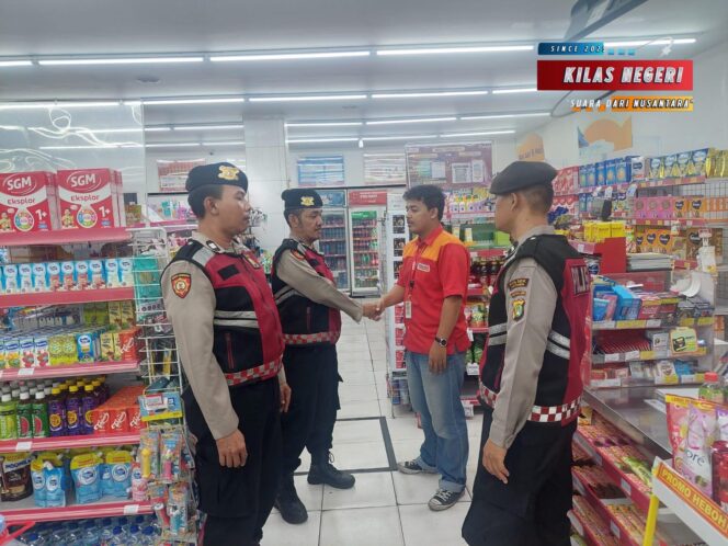 
Polsek Matraman Lakukan Patroli Dialogis di Alfamart, Sampaikan Pesan Kamtibmas