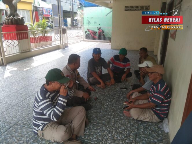 
Dekatkan Diri dengan Warga, Bhabinkamtibmas Utan Kayu Selatan Ajak Masyarakat Jaga Kamtibmas