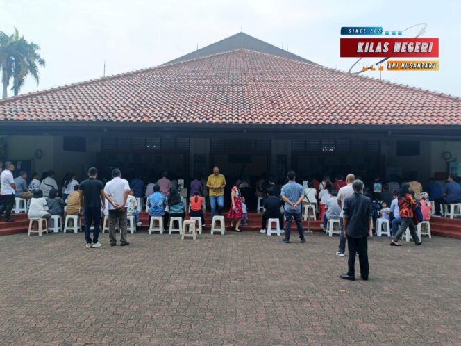 
Polsek Pulogadung Sampaikan Pesan Kamtibmas dalam Kegiatan Minggu Kasih di Gereja Keluarga Kudus