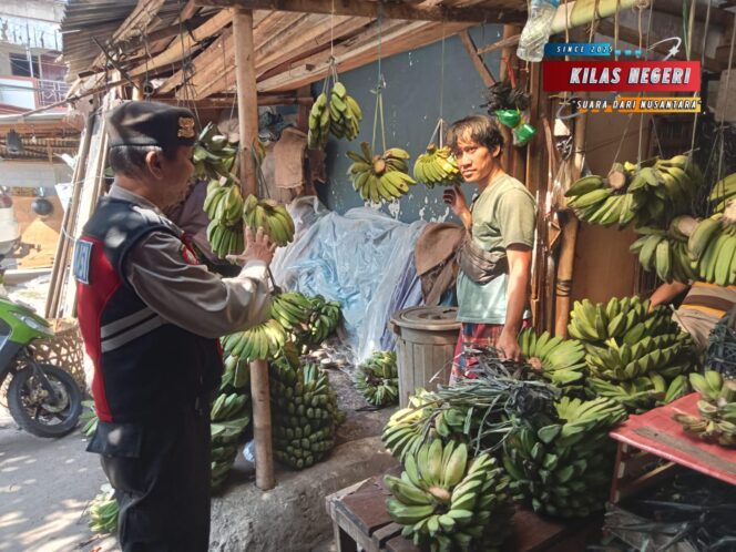 
Unit Samapta Polsek Matraman Sambangi Pedagang di Pasar Pramuka, Sampaikan Himbauan Kamtibmas