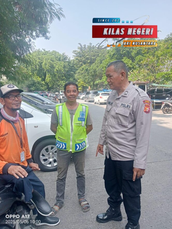 
Patroli Jalan Kaki, Polsubsektor Terbus Kp. Rambutan Himbau Penumpang Waspada Tindak Kejahatan