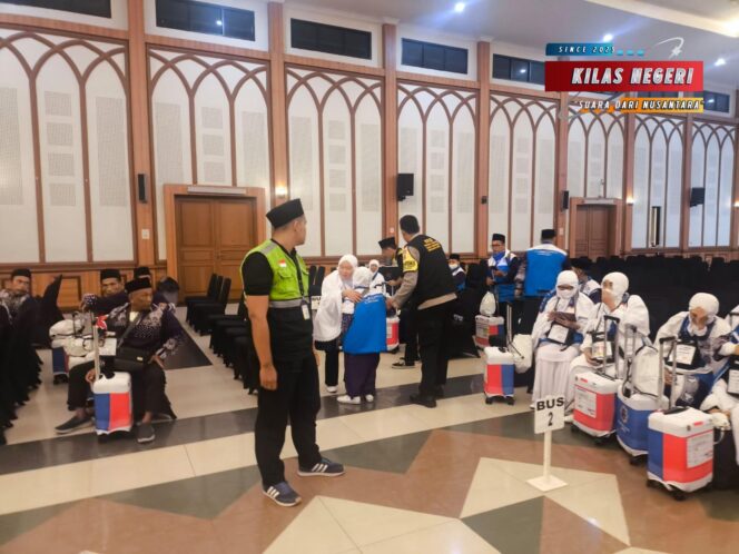 
Keberangkatan Jamaah Haji Kloter 17 Asal Banten Tahun 2025 Berjalan Aman dan Lancar