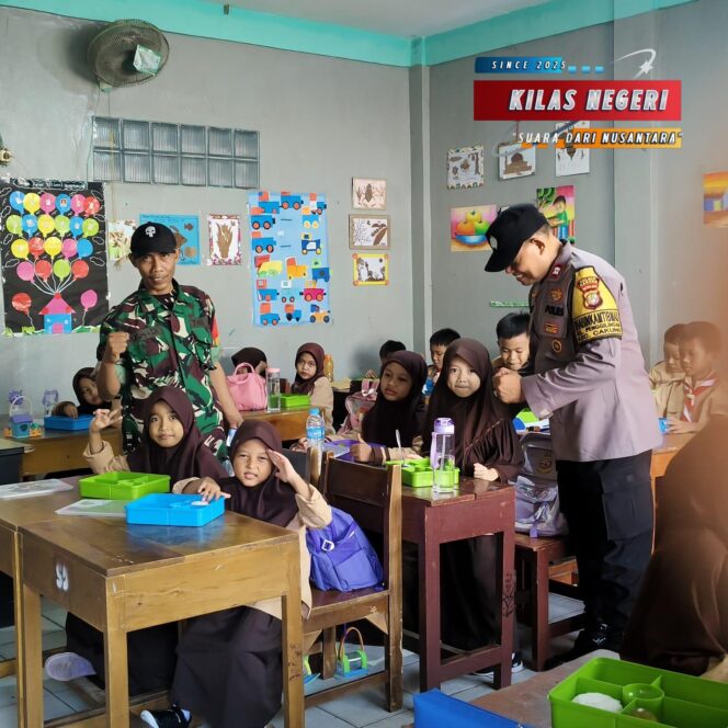 
Bhabinkamtibmas Kelurahan Penggilingan Monitoring Program Makan Bergizi di 11 Sekolah