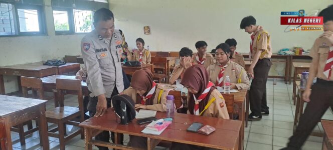 
Bhabinkamtibmas Kayu Manis Ajak Siswa SMK Cipta Karya Wujudkan Sekolah Bebas Tawuran