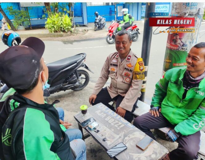 
Bhabinkamtibmas Pondok Bambu Sapa Warga, Jalankan Program “Mantap dan Taktis” Kapolres Jaktim