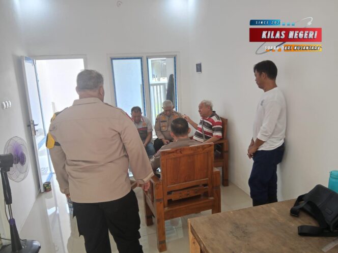 
Bhabinkamtibmas Cipayung Gaungkan Program Mantap dan Taktis Lewat “Ngopi Kamtibmas” Bersama Warga