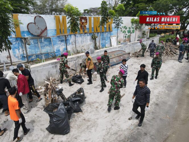 
Ikatan Mahasiswa Muhammadiyah (IMM) Sumut Rayakan Milad Dengan Kegiatan “Clean Up” Lingkungan di Markas TNI AL