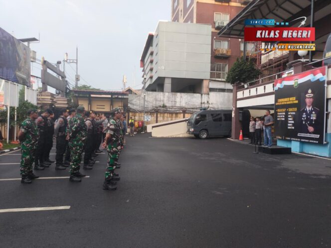 
TNI-Polri Tertibkan Atribut Ormas di Jakarta Timur : Wujudkan Kota yang Tertib dan Nyaman untuk Semua.