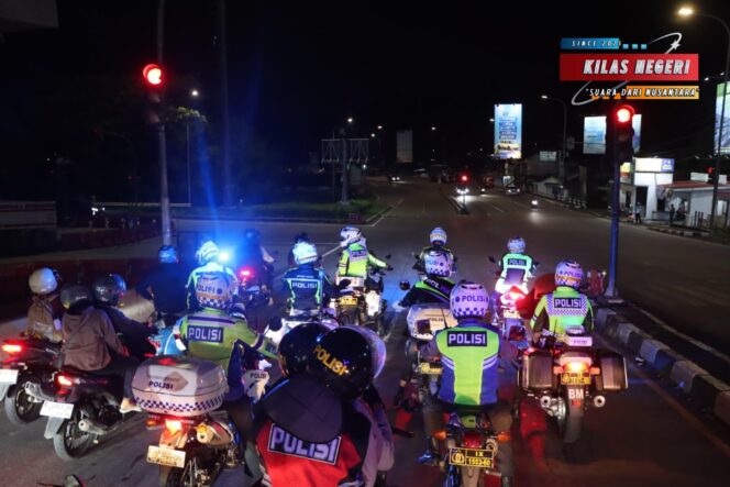 
Patroli malam hari cegah aksi premanisme, AKBP Ratna temukan remaja nongkrong dan minum miras