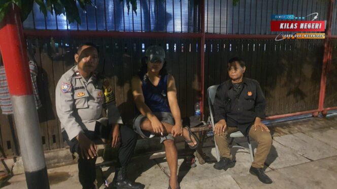 
Bangun Sinergi, Bhabinkamtibmas Pasar Baru Jalin Dialog Warga untuk Cegah Gangguan Kamtibmas