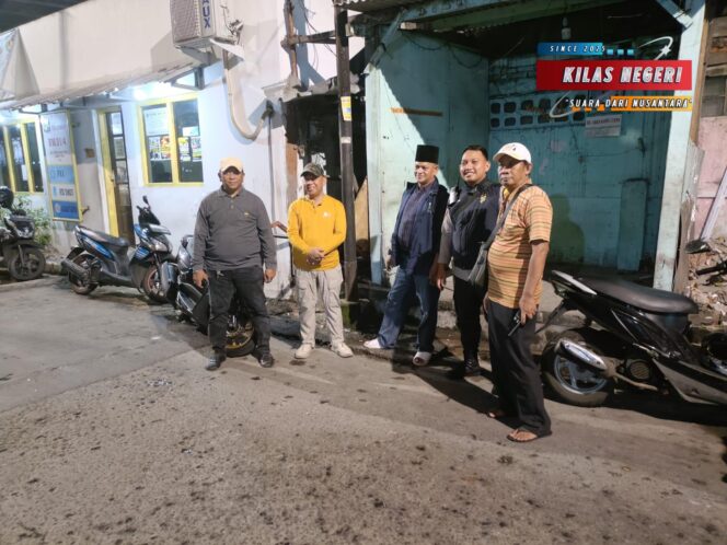 
Patroli Malam Jalan Kaki, Bhabinkamtibmas Gunung Sahari Utara Ajak Warga Waspada Gangguan Kamtibmas