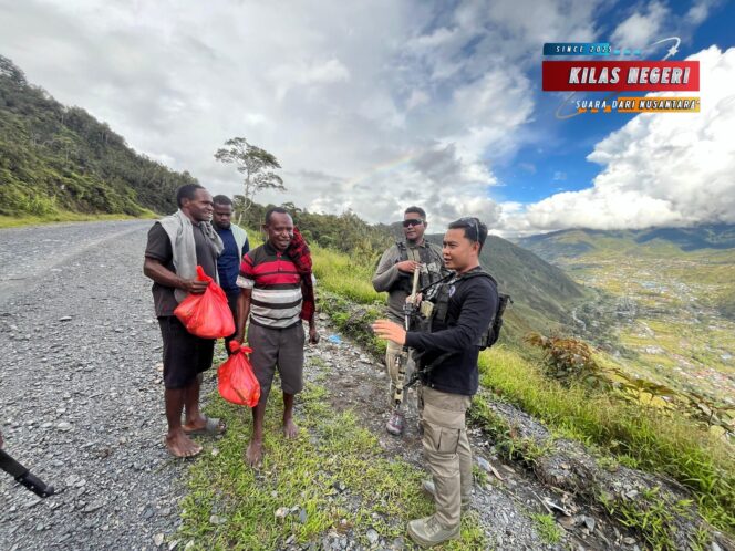 
Personel Satgas Operasi Damai Cartenz-2025 Berbagi Kasih di Kampung Wuyuneri