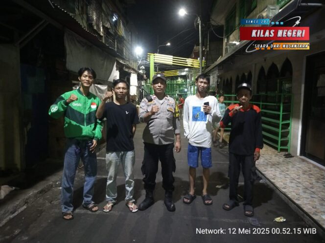 
Wujudkan Ketertiban, Aiptu Baktiar Sambangi Poskamling RW 07 dan Warga Galur