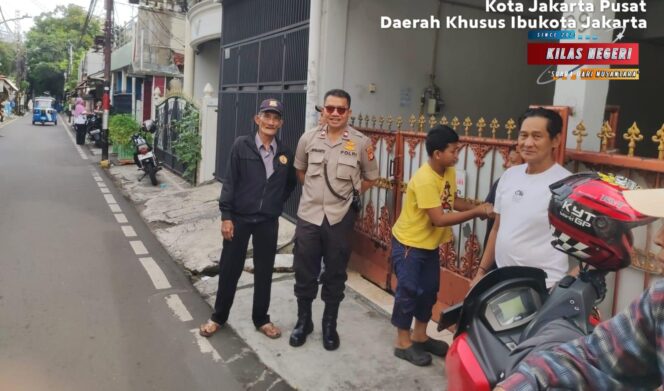 
Patroli dan Sambang Dialogis, Kapolsubsektor Kayu Awet Tingkatkan Kepedulian Warga di Johar Baru