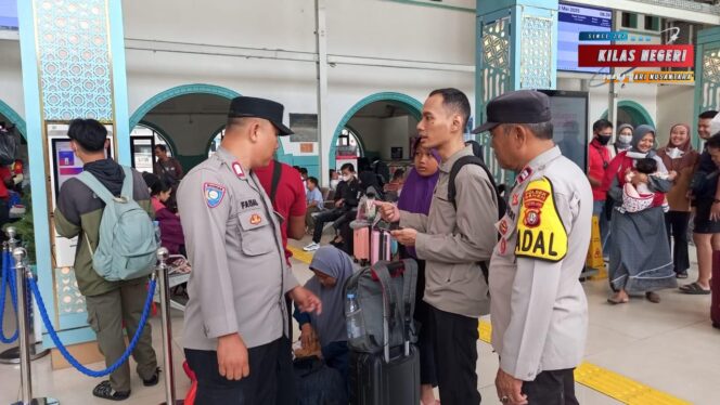 
Libur Cuti Bersama, Polsek Senen Pantau Stasiun Pasar Senen