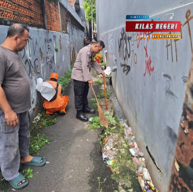 
Sinergi 3 Pilar Menteng Dan Masyarakat, Kerja Bakti Bersihkan Sampah Di Saluran Air RW 08 Matraman Dalam II