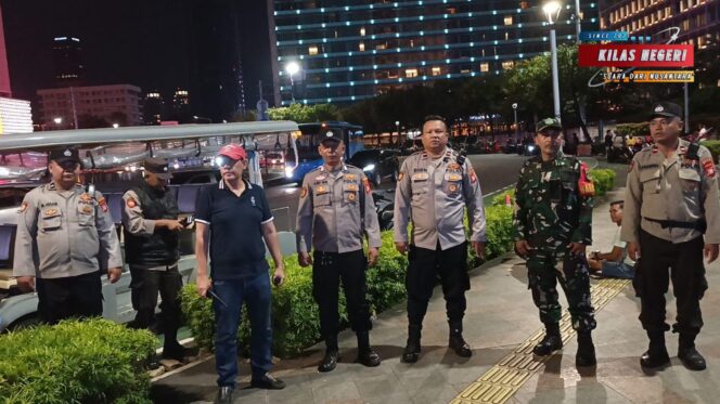 
Patroli Cipkon di Kawasan Bundaran HI, Polsek Menteng Antisipasi Gangguan Kamtibmas dan Kejahatan Jalanan